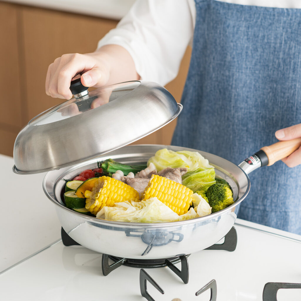 【蒸すをもっと手軽に！フタ付きステンレス蒸し器】
